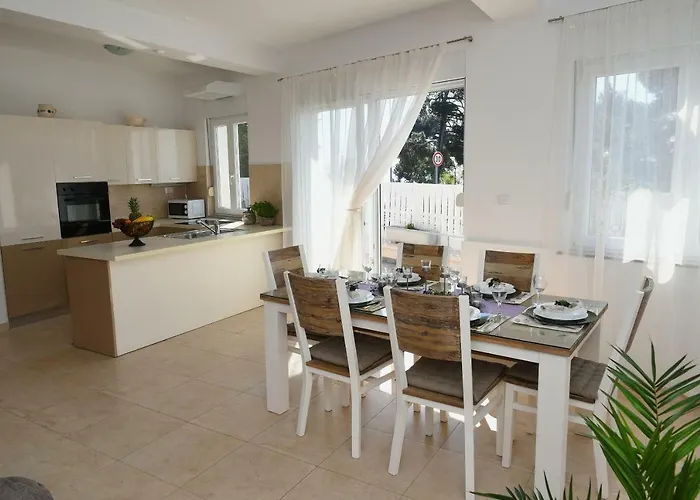 Libra With Sea View Apartament *