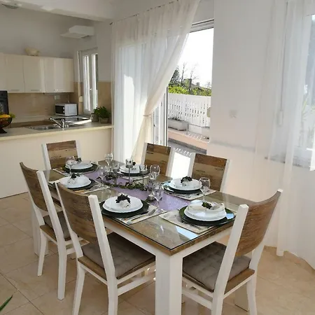 Libra With Sea View شقة