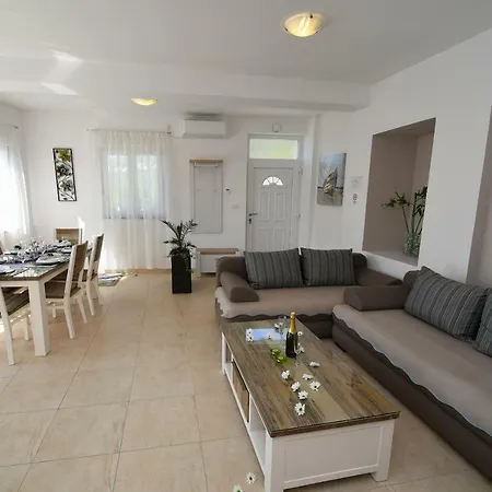 Libra With Sea View شقة